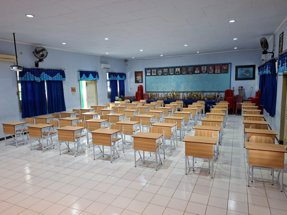menata meja sekolah